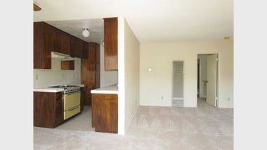 Tarzana Casa in Tarzana, CA - Building Photo - Building Photo