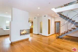 126 Pacific St in Santa Monica, CA - Building Photo