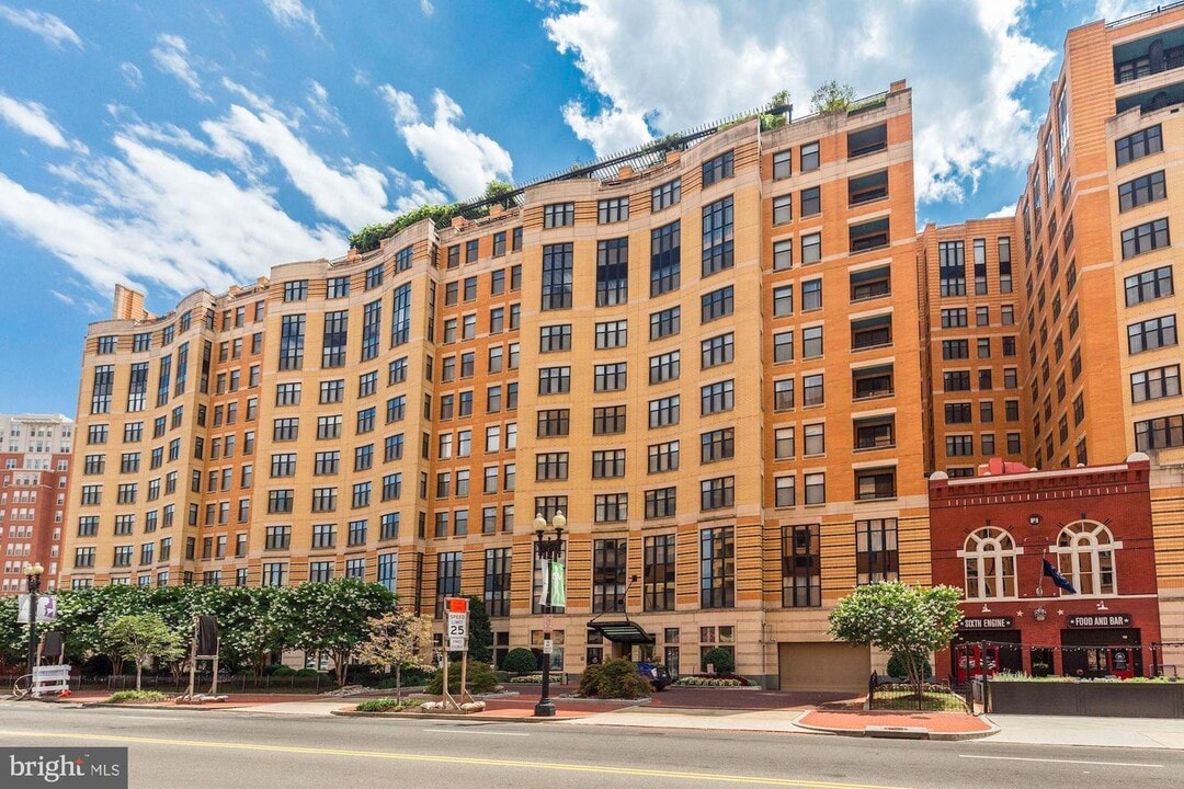 400 Massachusetts Ave NW, Unit 817 in Washington, DC - Building Photo