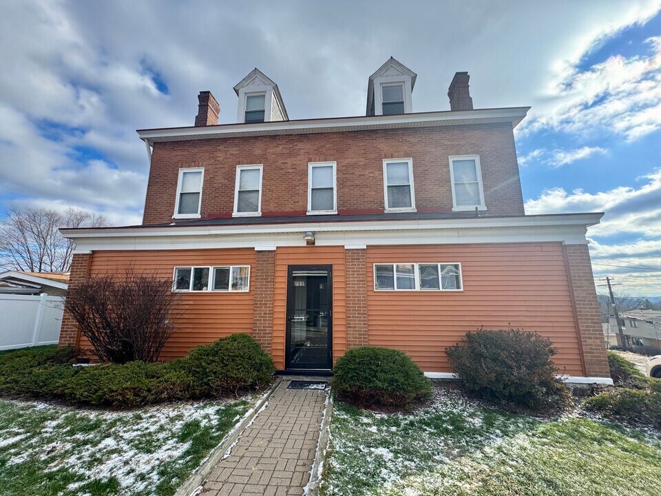 4451 Highridge St in Pittsburgh, PA - Building Photo