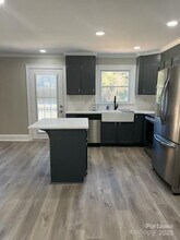 702 Woods Dr in Statesville, NC - Foto de edificio - Building Photo