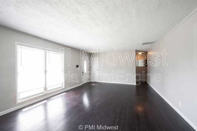 3926 Malibu Dr in Indianapolis, IN - Foto de edificio - Building Photo