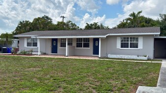 1924 Coronado Rd in Ft. Myers, FL - Building Photo