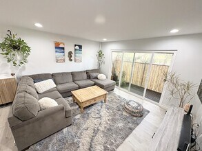 2362 Hosp Way, Unit 136 in Carlsbad, CA - Foto de edificio - Building Photo