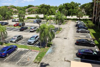 3905 N Nob Hill Rd in Sunrise, FL - Building Photo - Building Photo
