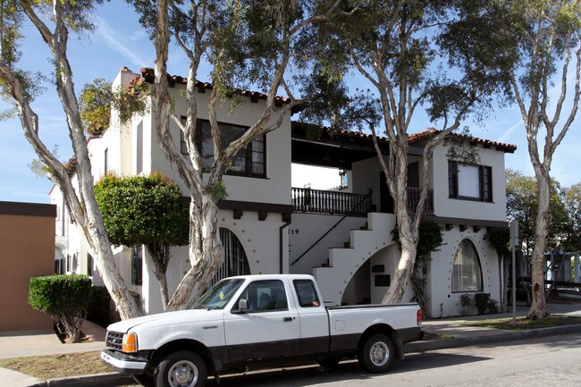 719-721 Obispo Ave in Long Beach, CA - Building Photo - Building Photo