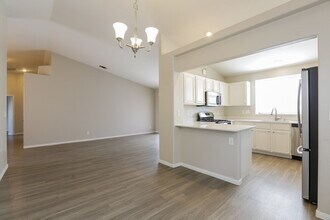 541 Vantage Ave in Henderson, NV - Building Photo - Building Photo