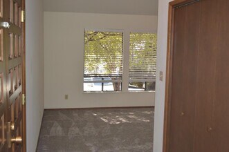 1005 Drake Ct in San Carlos, CA - Building Photo - Building Photo
