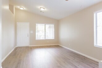 13284 W Port Au Prince Ln in Surprise, AZ - Foto de edificio - Building Photo