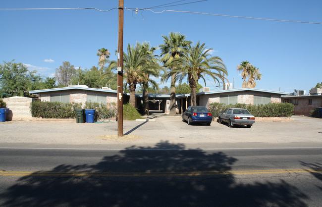 1526 N Dodge Blvd in Tucson, AZ - Building Photo - Building Photo