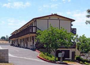 La Vista Apartments in Vista, CA - Foto de edificio - Building Photo