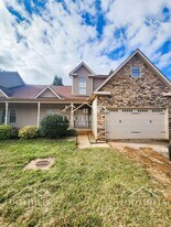 6 Robert de Brus Cir in Anderson, SC - Building Photo