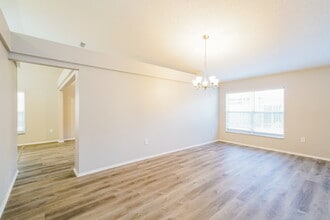 1434 Lakehurst Way in Brandon, FL - Foto de edificio - Building Photo