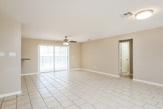 749 SW 5th Terrace in Cape Coral, FL - Foto de edificio - Building Photo