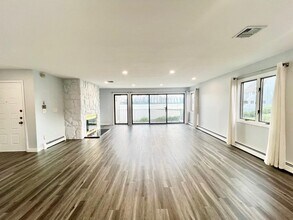 4C Cove Ln in North Bergen, NJ - Building Photo - Building Photo