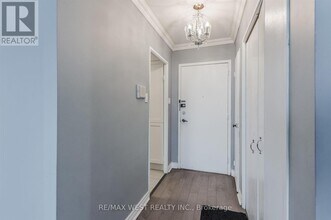 130 Neptune Dr in Toronto, ON - Building Photo - Building Photo