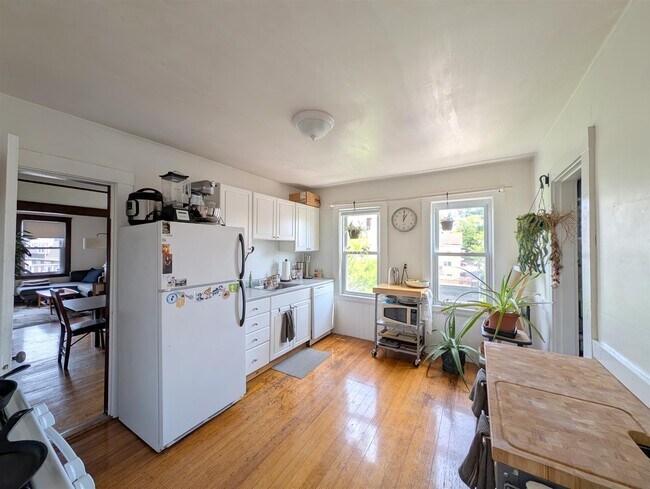 998 Broadway, Unit 1 in Somerville, MA - Foto de edificio - Building Photo