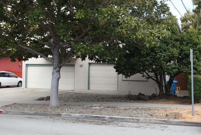 1220 Capuchino Ave in Burlingame, CA - Foto de edificio - Building Photo