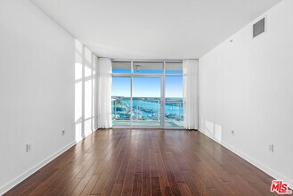 13700 Marina Pointe Dr in Marina Del Rey, CA - Building Photo - Building Photo