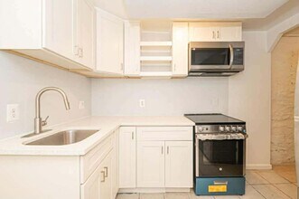 307 E 25th St, Unit Bsmt in Baltimore, MD - Foto de edificio - Building Photo