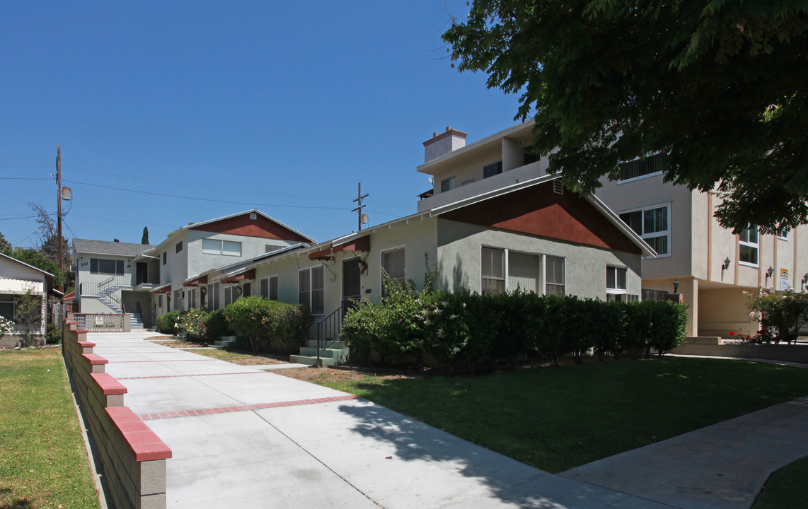 711 E Providencia Ave in Burbank, CA - Building Photo