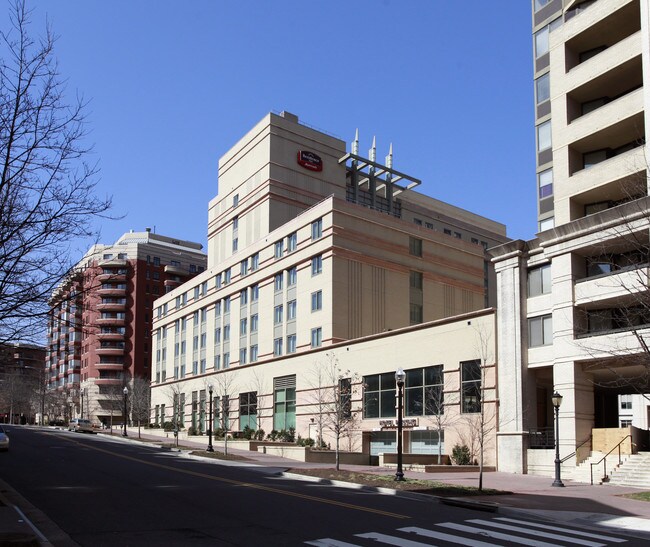 2350 Clarendon Blvd in Arlington, VA - Building Photo - Building Photo