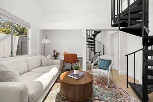 910 Nowita Pl, Unit one half in Venice, CA - Building Photo