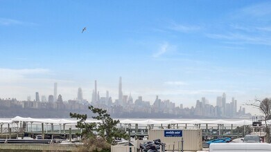 1055 River Rd in Edgewater, NJ - Building Photo - Building Photo