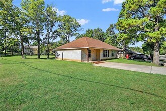 712 Seven Oaks Rd in Bonham, TX - Building Photo - Building Photo