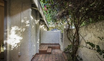 11732 Moorpark St, Unit I in Studio City, CA - Building Photo