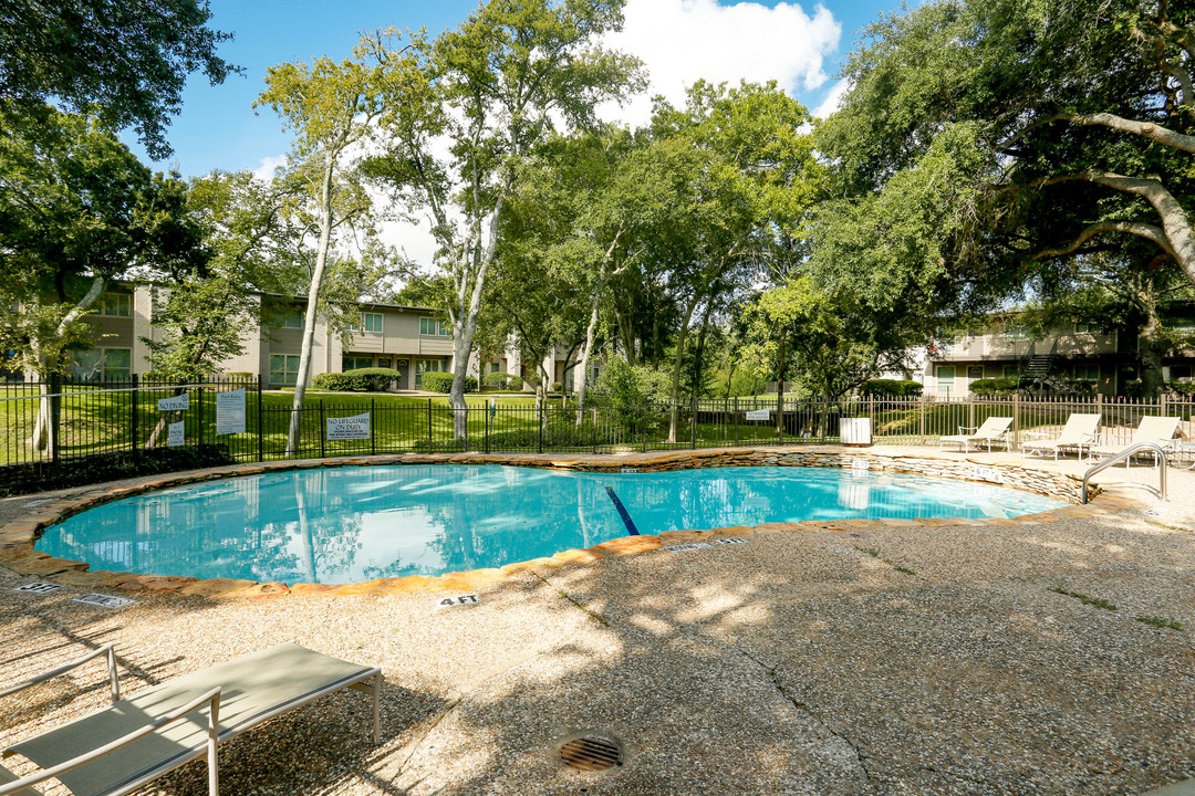 Aurora Flats in Houston, TX - Building Photo