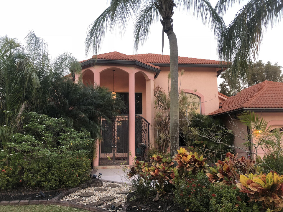 4951 NW 101st Ave in Coral Springs, FL - Foto de edificio