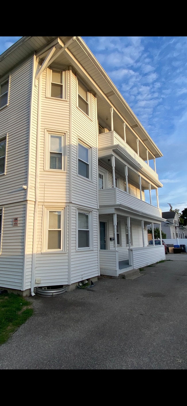 14 Sabra St, Unit Raisa in Cranston, RI - Foto de edificio - Building Photo