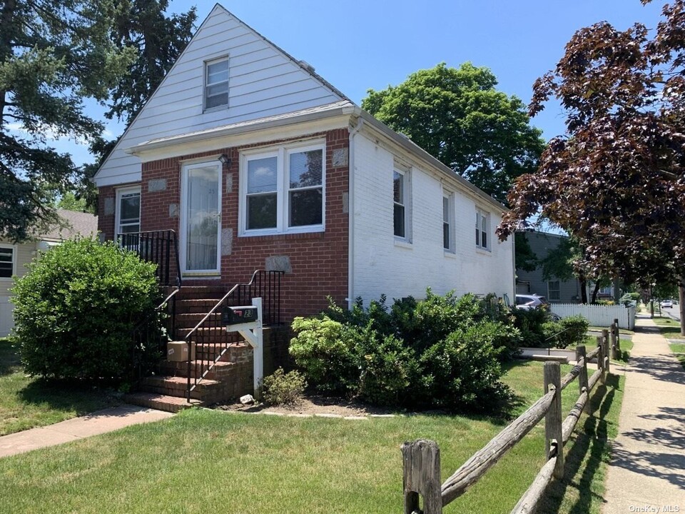 23 Boxwood Rd in Port Washington, NY - Foto de edificio