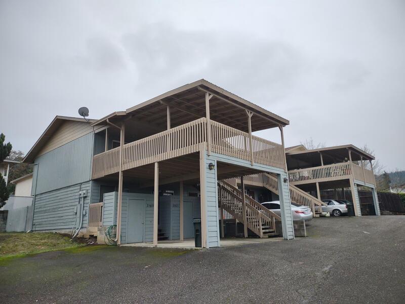2963 W Lorraine Ave in Roseburg, OR - Building Photo