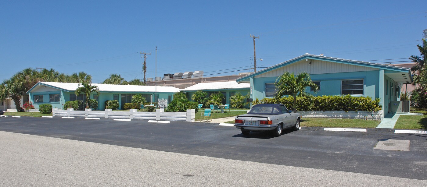 Courtyard at Pompano in Pompano Beach, FL - Building Photo