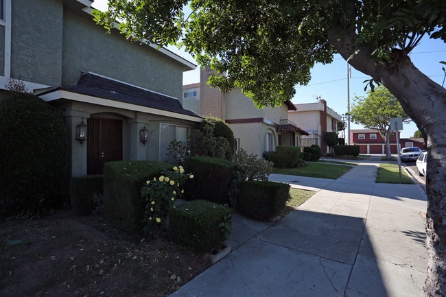 136 W Hillsdale St in Inglewood, CA - Foto de edificio - Building Photo