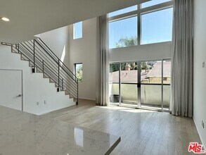 5403 W Wilshire Vista Ln in Los Angeles, CA - Building Photo - Building Photo