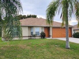 326 SW Ray Ave in Port St. Lucie, FL - Building Photo