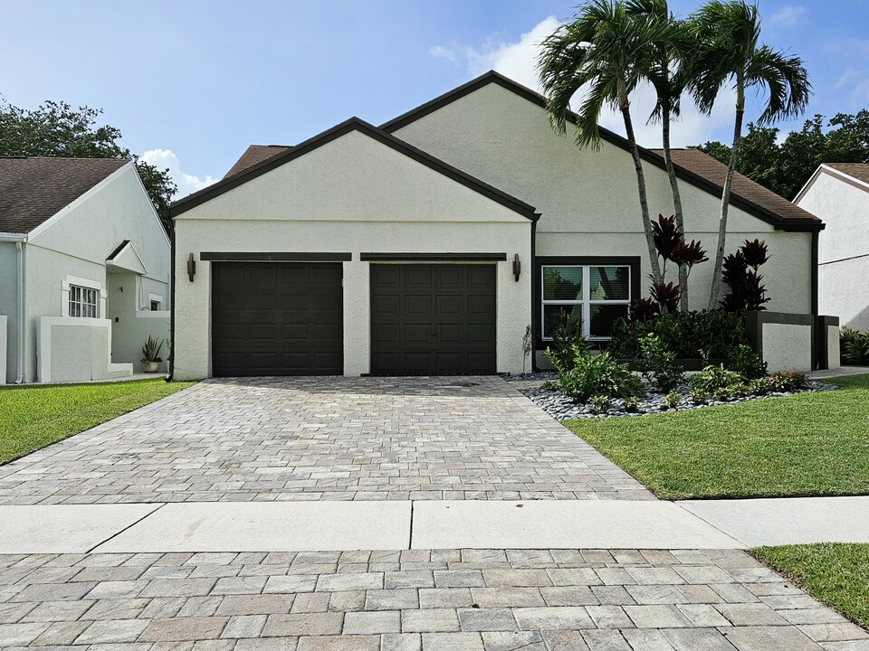 23093 Old Inlet Bridge Dr in Boca Raton, FL - Building Photo