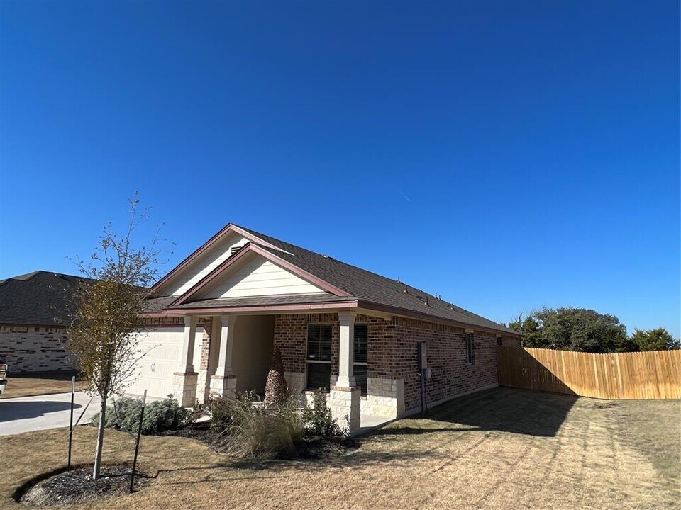 108 Cinnamon Lp in Burnet, TX - Building Photo
