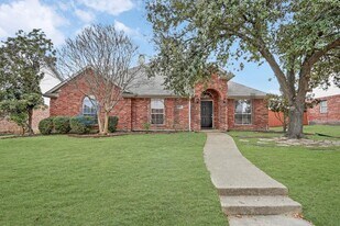 5802 Edinburg Dr in Richardson, TX - Building Photo