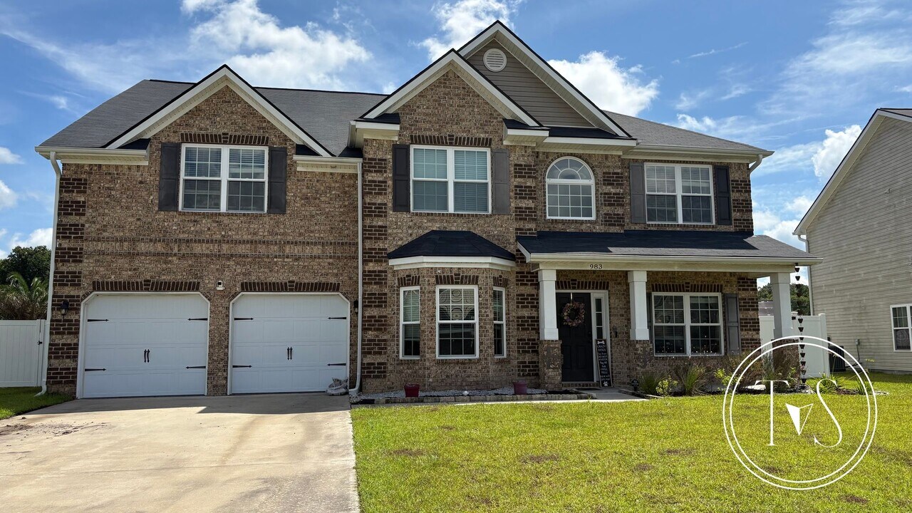 983 Oak Crest Dr in Hinesville, GA - Building Photo