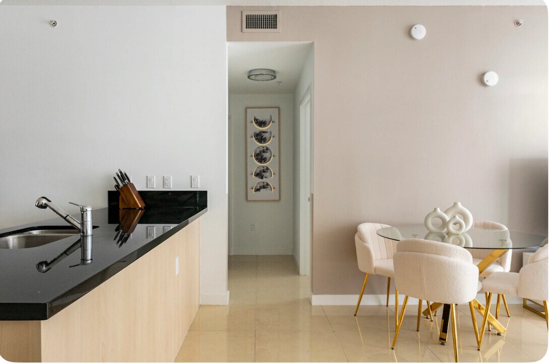 1111 SW 1st Ave, Unit N2215 in Miami, FL - Building Photo