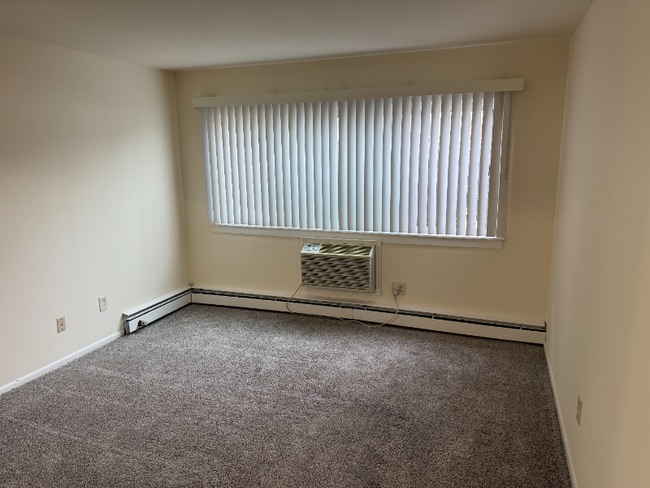 6213 South 13th Street in Milwaukee, WI - Foto de edificio - Building Photo