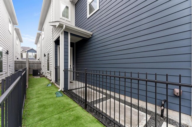1209 W Tidwell Rd in Houston, TX - Building Photo - Building Photo