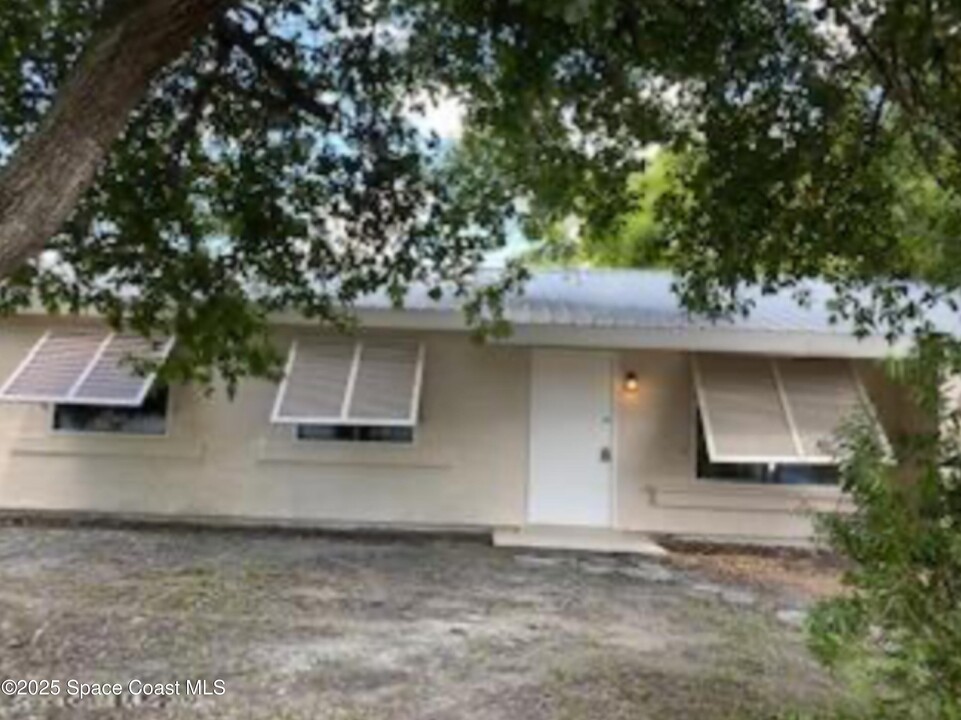 2081 Algeria St NE in Palm Bay, FL - Building Photo