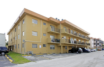 Green Tree Apartments in Miami, FL - Building Photo - Building Photo