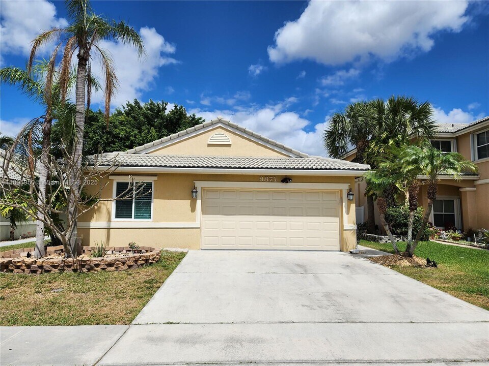 9871 Red Heart Ln in Tamarac, FL - Building Photo