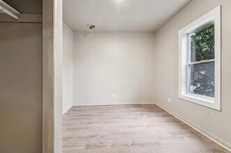 200 W Beacon Ave, Unit B in New London, WI - Foto de edificio - Building Photo